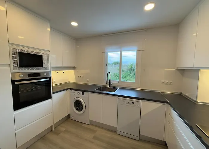 Stylish & Sunny With Pool