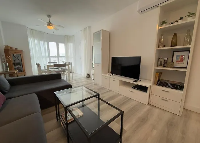 Stylish & Sunny With Pool Apartment