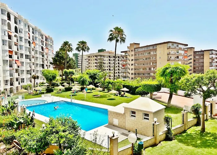 Stylish & Sunny With Pool *