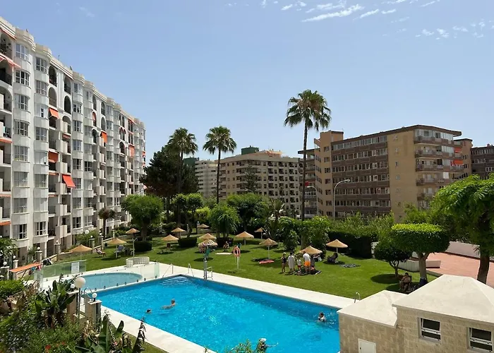 Stylish & Sunny With Pool