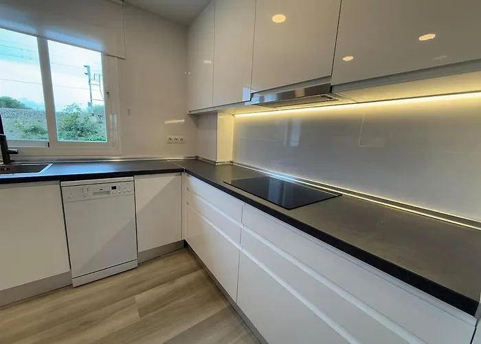 Stylish & Sunny With Pool Apartment *