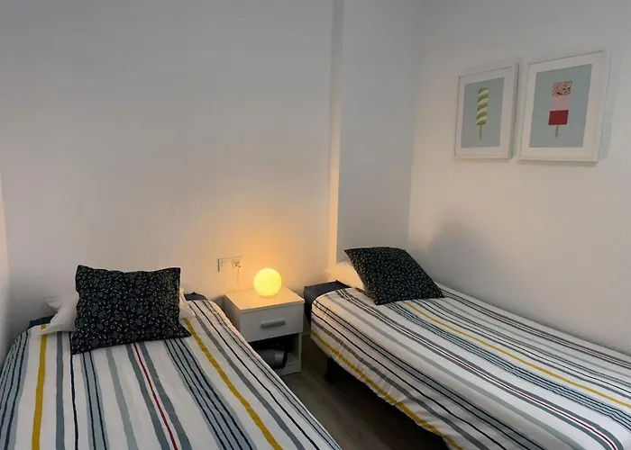 Stylish & Sunny With Pool *