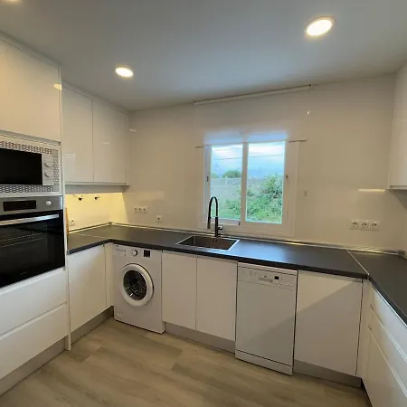 Stylish & Sunny With Pool